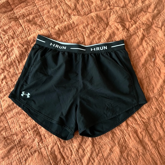 Under Armour Pants - Under Armour RUN Shorts - M